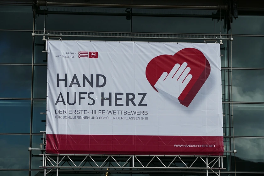 Foto des großen Hand aufs Herz-Banners an der Außenfassade der Bremer Stadthalle
