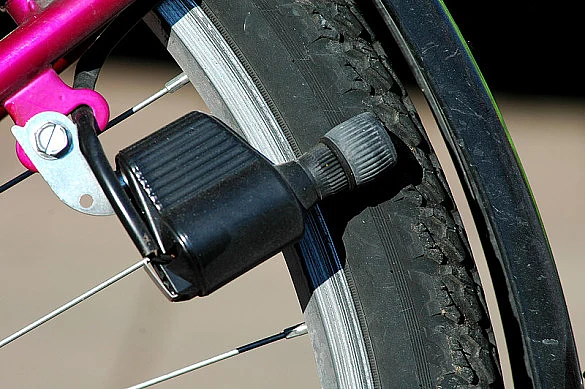Foto eines schwarzen Nabendynamos an einem pinken Fahrrad