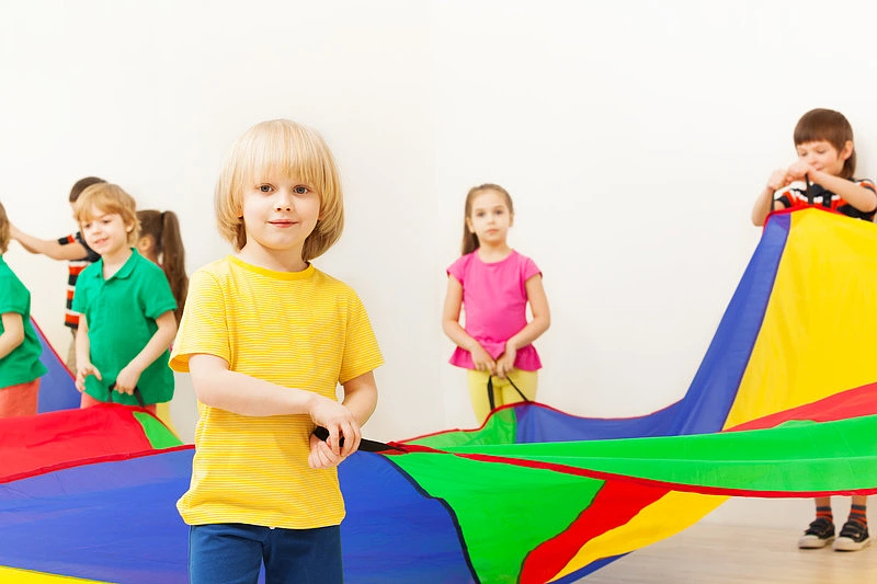 Die Abbildung zeigt spielende Kinder und dient dekorativen Zwecken