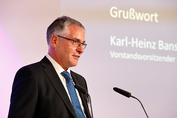 Karl-Heinz Banse hält eine Rede