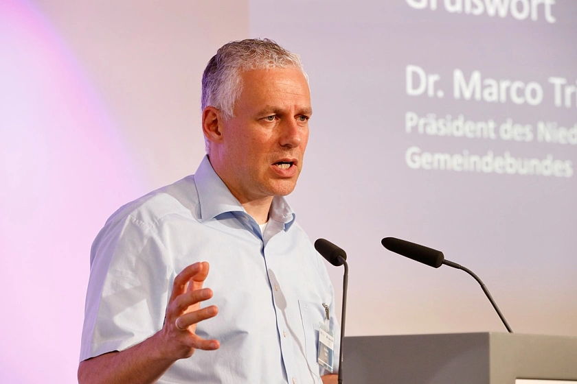 Dr. Marco Trips bei der Er&ouml;ffnungsrede hinter dem Rednerpult