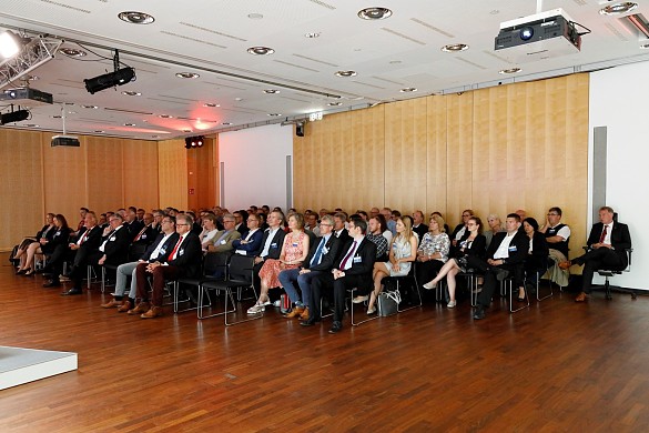 Gesamtsicht auf die Teilnehmenden im Saal