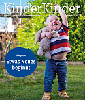 Titelblatt des Magazins KinderKinder: lachendes Kleinkind mit einem Stoffhasen im Garten
