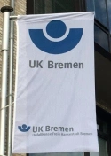 Flagge der Unfallkasse Freie Hansestadt Bremen in den Farben weiß und blau